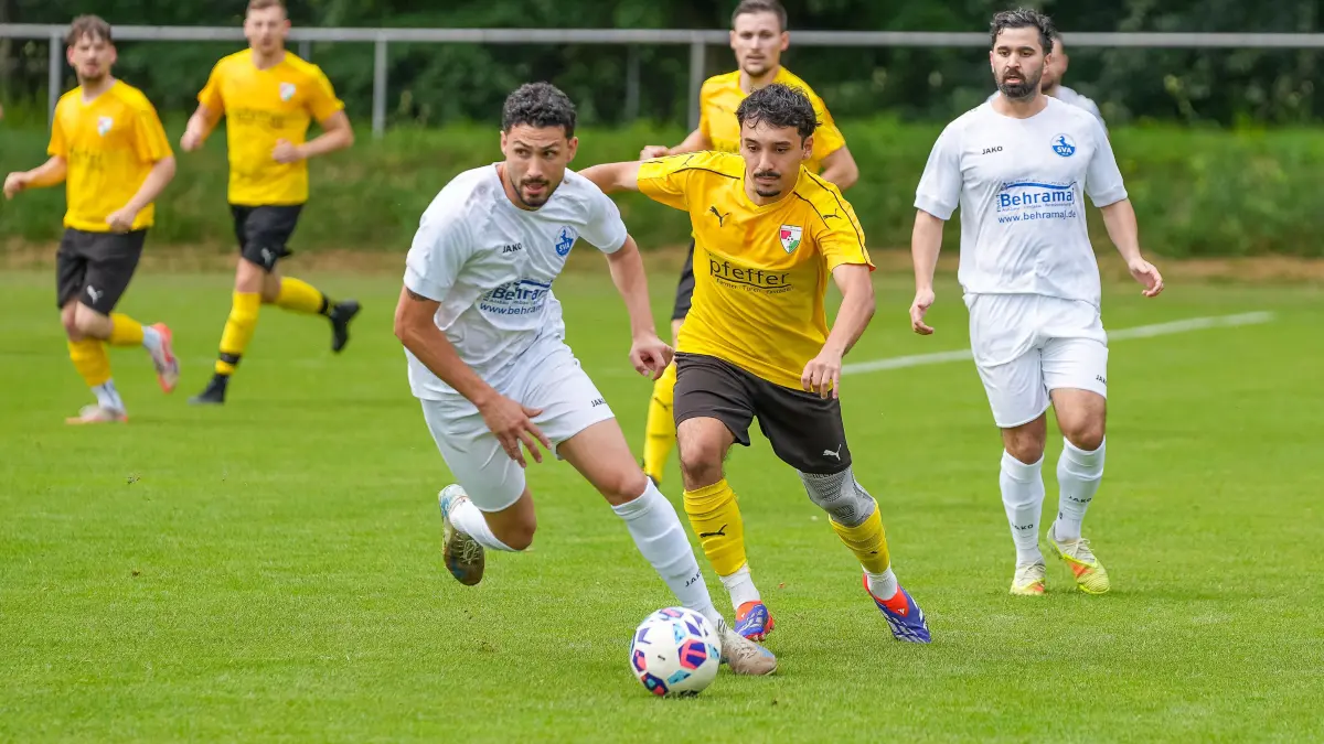 Savino Marotta (links, SV Althengstett) im Duell mit Dogukan Kilicaslan (SG Felldorf-Bierlingen).