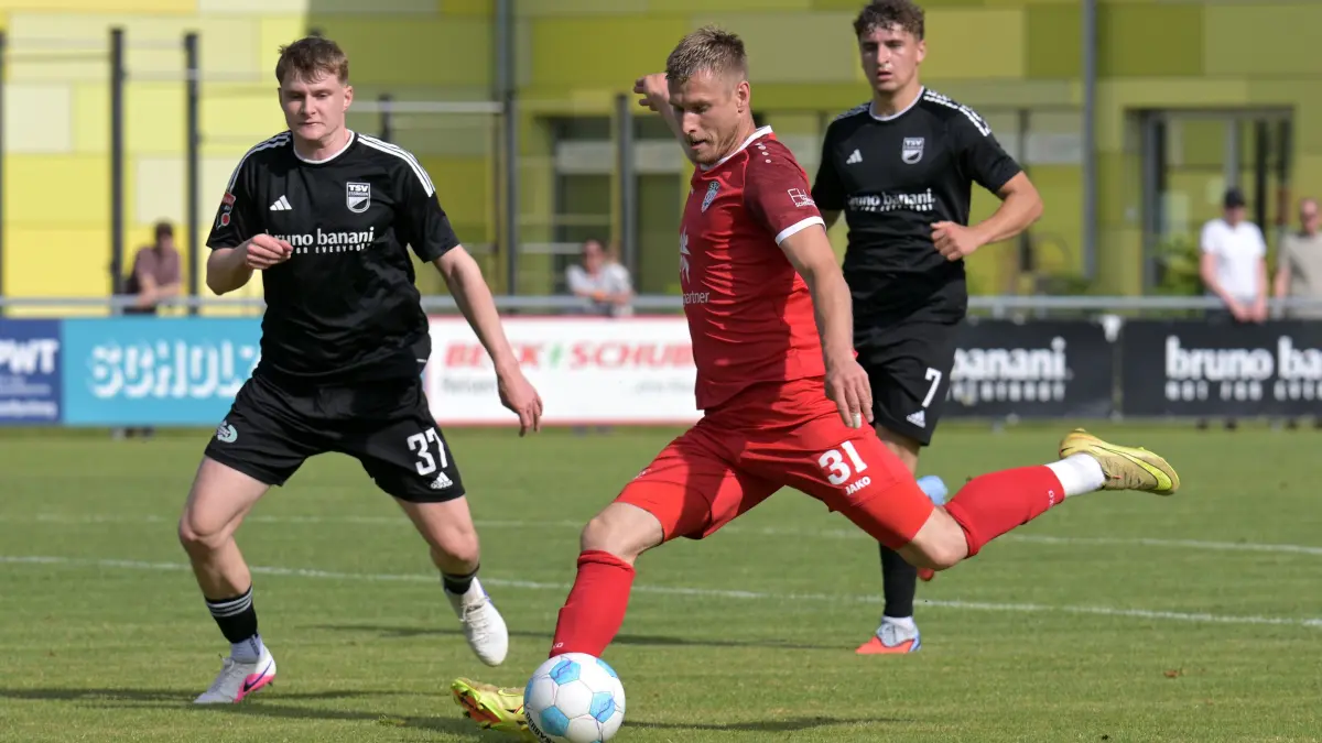 Fussball OL | TSV Essingen vs. SSV Reutlingen: Fussball OL | TSV Essingen (schwarz) vs. SSV Reutlingen (rot) // 2026-05-30 // Foto: JoBaur // #31 Marcel Soekler (SSV Reutlingen) / #37 Tom Koenig (TSV Essingen) / #7 Manuel Abele (TSV Essingen)