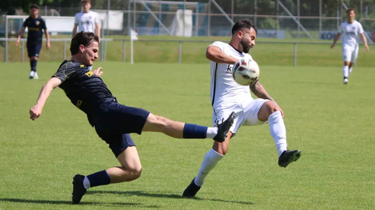 Fußball-Landesliga, TSV Ehningen - SC Geislingen 1:1; Sven Sönmez wirft sich inden Schuss von Ehningens Jonas Horvat.