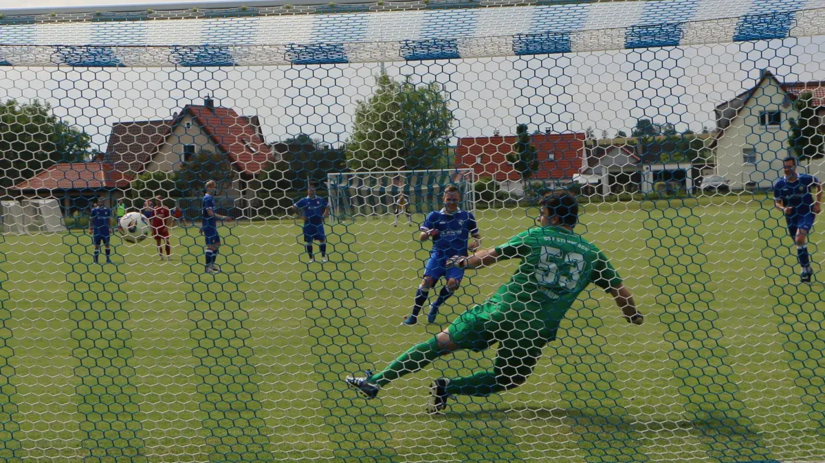 Kurz vor Spielende verwandelt Gerabronns Spielertrainer Tobias Pelzer zum wichtigen 2:1-Sieg über den SSV Stimpfach.