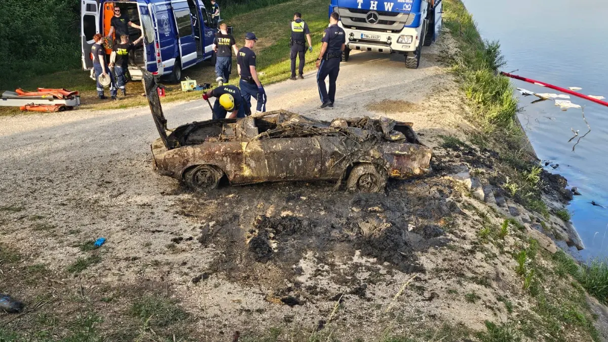 Auto aus Donau geborgen