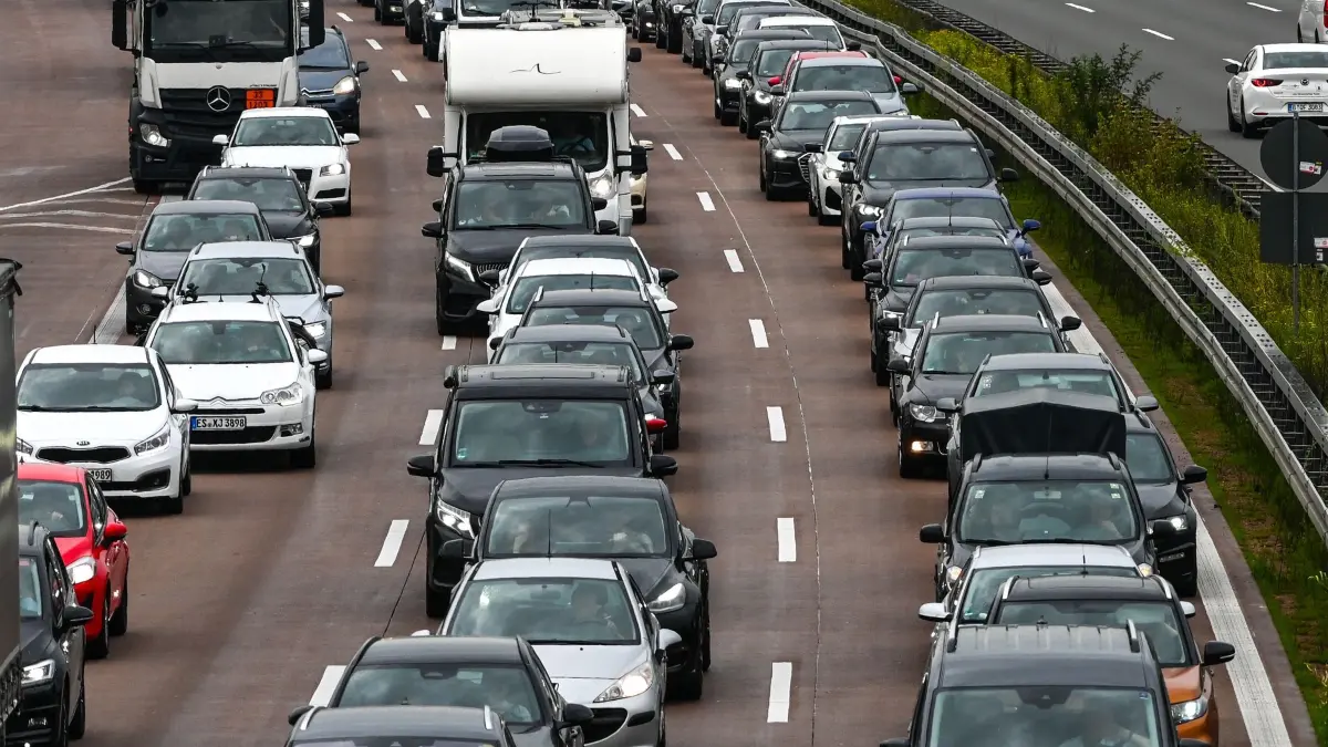 Stau: ARCHIV - 21.06.2024, Sachsen-Anhalt, Vockerode: Stau auf der Autobahn. Das Pfingstwochenende kann zu langen Staus auf den Autobahnen führen. (Symbolbild) (zu dpa: «Drei Auffahrunfälle auf A7 – fünf Verletzte, darunter Kinder») Foto: Heiko Rebsch/dpa +++ dpa-Bildfunk +++