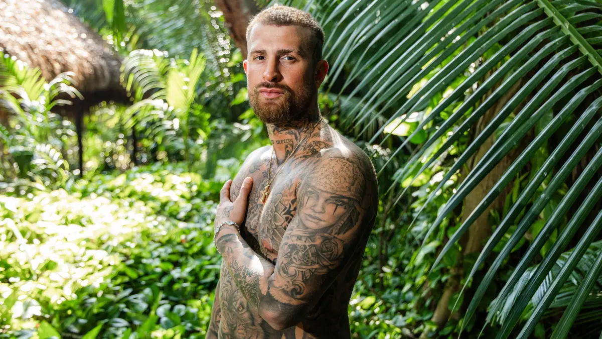 Gigi lässt es sich in Folge 2 von "Ex on the Beach" 2026 im Pool krachen.
