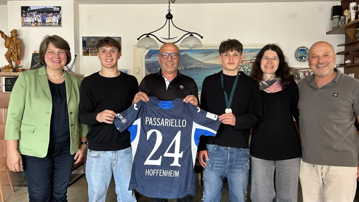 Samuel Passariello (Mitte) wurde nach dem Gewinn der deutschen U17-Vizemeisterschaft mit der TSG Hoffenheim von Bürgermeisterin Silke Höflinger, seiner Familie und langjährigen Wegbegleitern beglückwünscht.