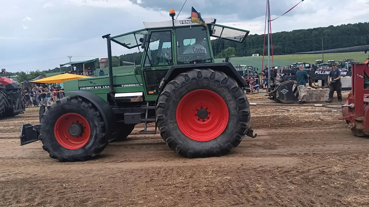 Traktoren ziehen einen Bremswagen über die rund 100 Meter lange Piste bei Pappelau.