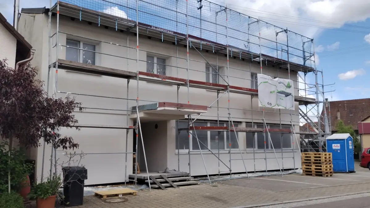 Die Dämmung der Außenfassade zur Verbesserung der Energieeffizienz ist am ehemaligen Volksbankgebäude schon abgeschlossen.
