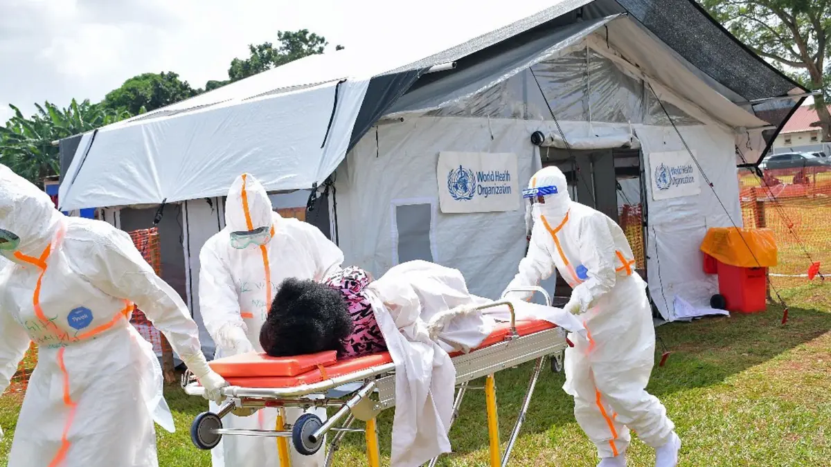Tübinger Ärzte, Pflegekräfte und Simulationstechniker haben mehrtägige Simulationstrainings veranstaltet, um die Versorgung von Ebola-Patienten unter realen Bedingungen zu trainieren.