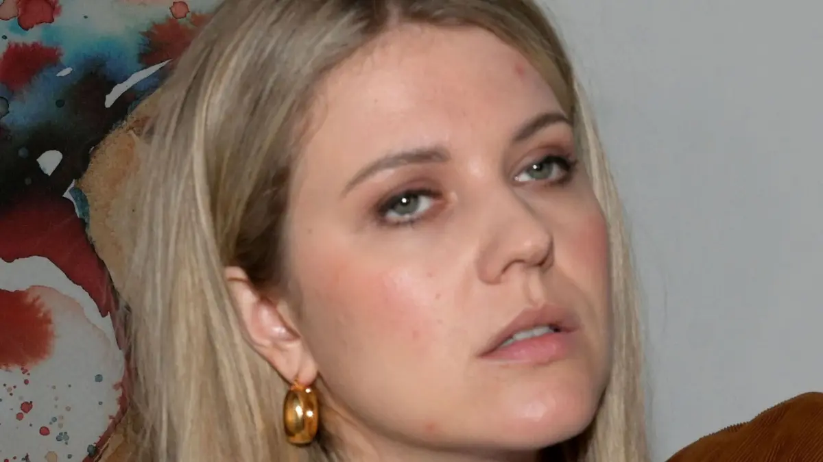 Alicia (Josefin Bressel) muss in Quarantäne.