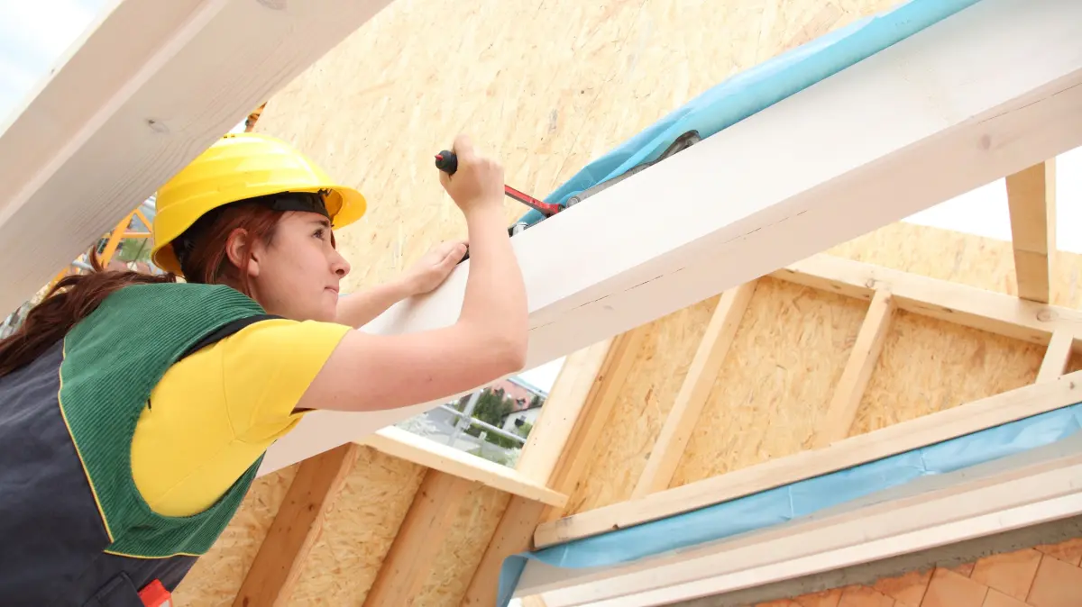 In der Region sind noch zahlreiche Lehrstellen frei. Unter anderem im Zimmererhandwerk. Handwerk Ausbildung Azubi