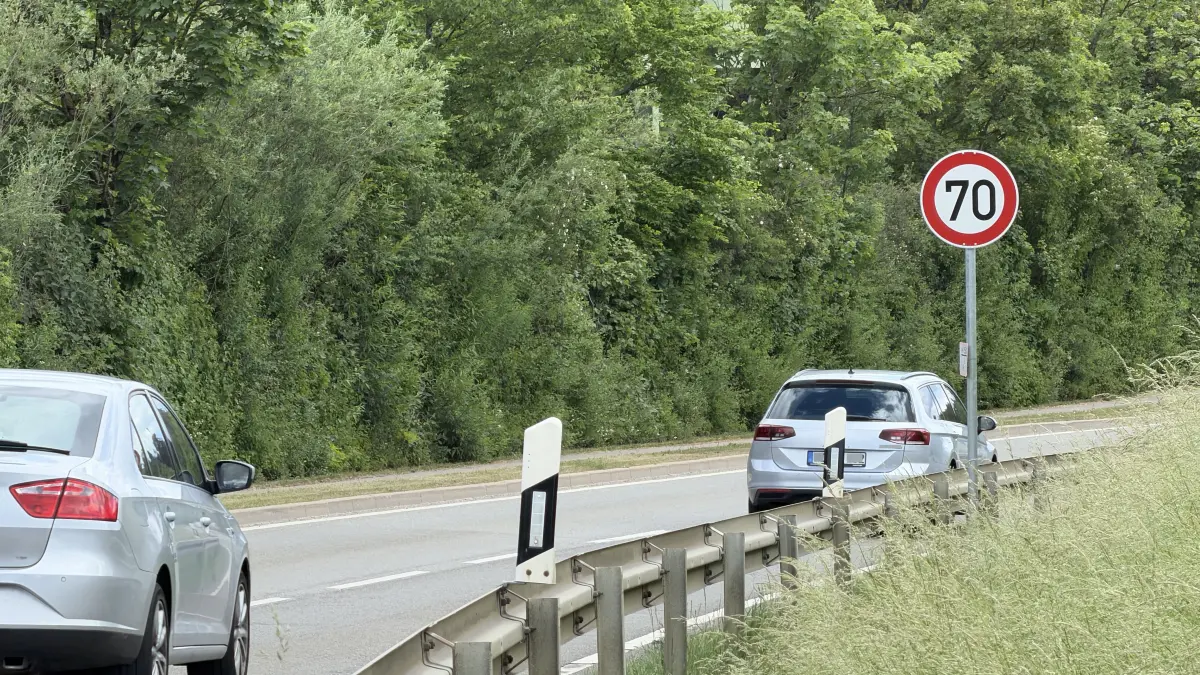 Ein Tempolimit von 70 Stundenkilometern gilt auf Höhe Im Greut bei Wessingen.
