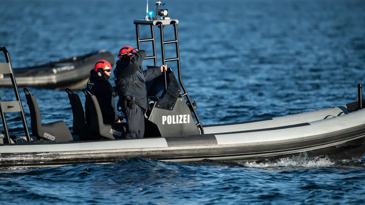 Polizei auf dem Wasser: ARCHIV - 09.11.2021, Baden-Württemberg, Überlingen: Einsatzkräfte der Polizei fahren auf einem Boot. (zu dpa: «Suche nach Vermisstem auf Bodensee bleibt ohne Erfolg») Foto: Silas Stein/dpa +++ dpa-Bildfunk +++
