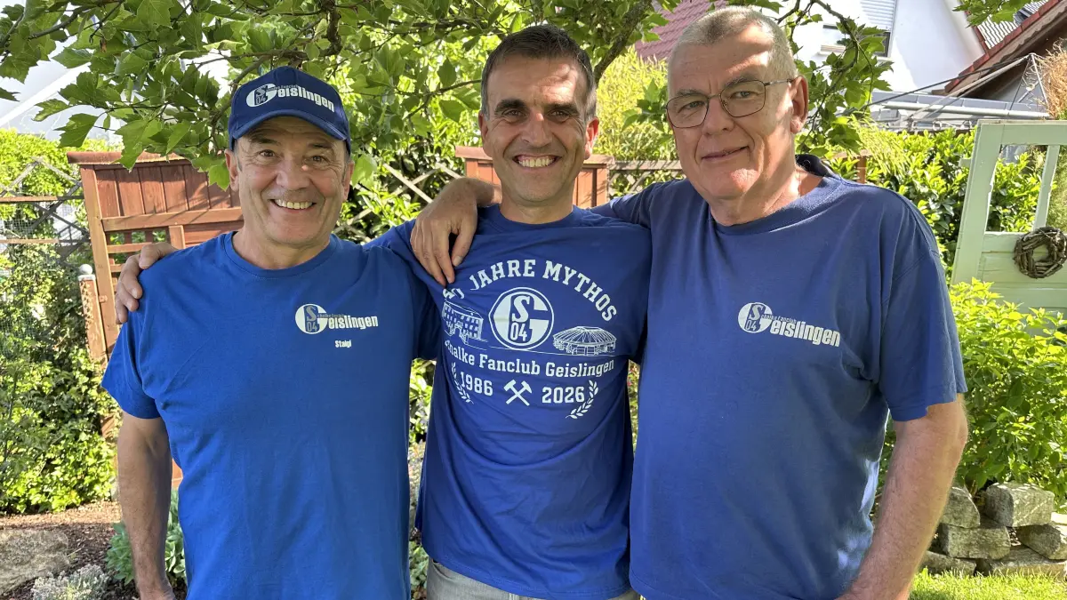 Was wäre ein Jubiläum ohne Jubiläumsshirt? 1. Vorsitzender Joachim Staiger, 2. Vorsitzender Martin Wiench und Ehrenvorsitzender Uwe Sulzberger sind Feuer und Flamme für ihren Schalke Fanclub.