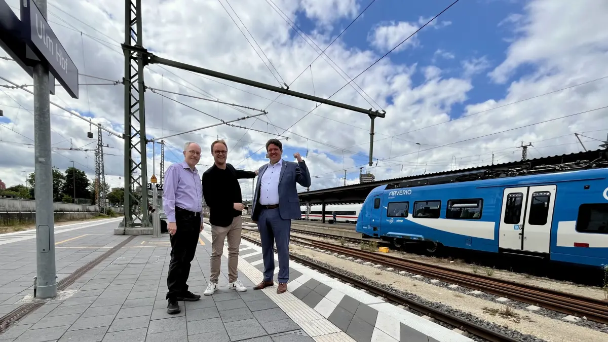 Wir sind für die Bahn, auch wenn wir Kritik üben! Das wollen (von links) die Grünen Matthias Gastel (Bundestagsabgeordneter und Experte aus Stuttgart) sowie Marcel Emmerich (für Ulm im Bundestag) und Michael Joukov (für Ulm im Landtag) mit diesem Auftritt demonstrieren.