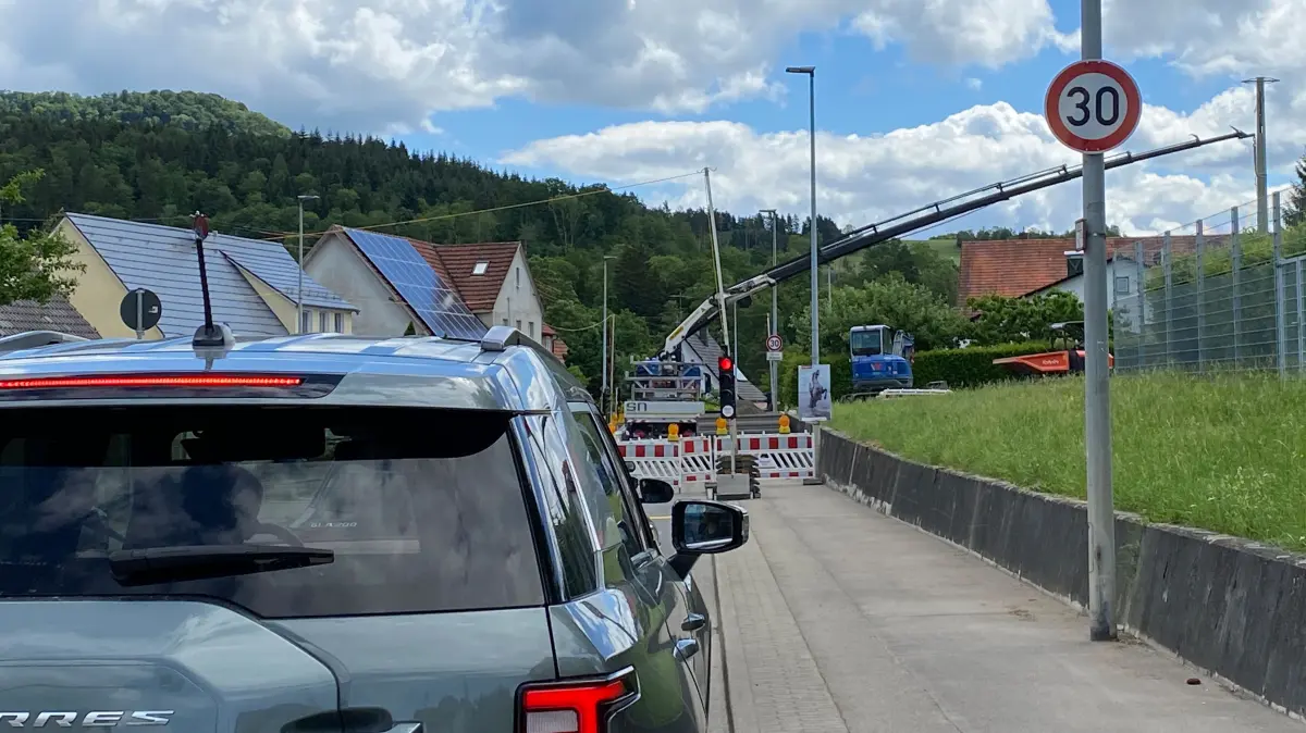 Da war es noch erträglich: Mitten am Tag nervt die Baustellen-Ampel in Schlatt nur ein bissle. Aber im Feierabendverkehr hat sich am Montagabend talaufwärts ein enormer Rückstau gebildet.