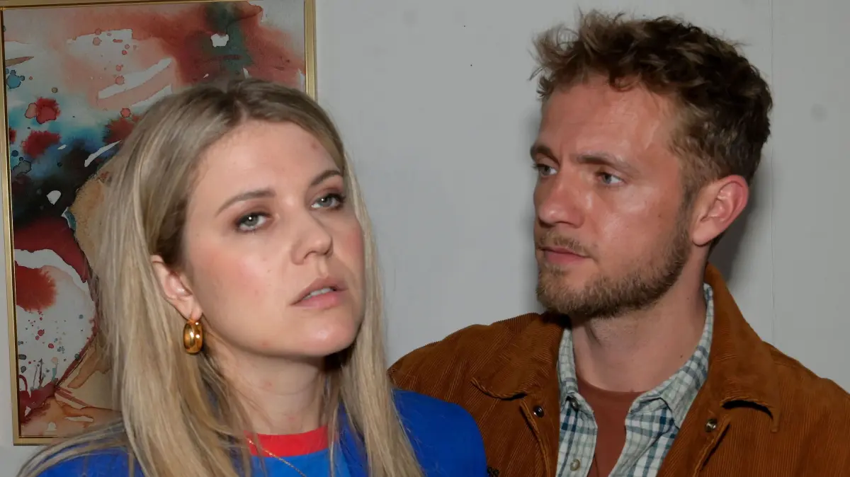 Alicia (Josefin Bressel) wird bei Paul (Niklas Osterloh) klar, dass sie ihre berufliche Chance vertan hat.