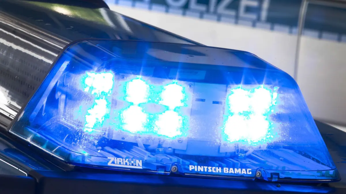 Blaulicht NRW: ARCHIV - 27.07.2015, NA, ---: Ein Blaulicht leuchtet während eines Einsatzes auf dem Dach eines Polizeiwagens. (zu dpa: «33-Jähriger am Bahnhof Essen niedergestochen - Lebensgefahr») Foto: Friso Gentsch/dpa +++ dpa-Bildfunk +++