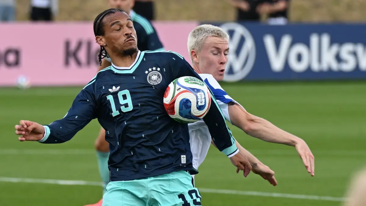 WM-Vorbereitung der Fußball-Nationalmannschaft: 01.06.2026, Hessen, Frankfurt: Fußball: Nationalmannschaft, Deutschland, Turniervorbereitung vor der WM-Endrunde, Abschieds-Event am DFB-Campus vor Fans und mit einem weiteren Kurz-Testspiel über zweimal 25 Minuten gegen Finnland. Leroy Sané (l, Deutschland) und Juho Kilo (Finnland) kämpfen um den Ball. Foto: Federico Gambarini/dpa +++ dpa-Bildfunk +++