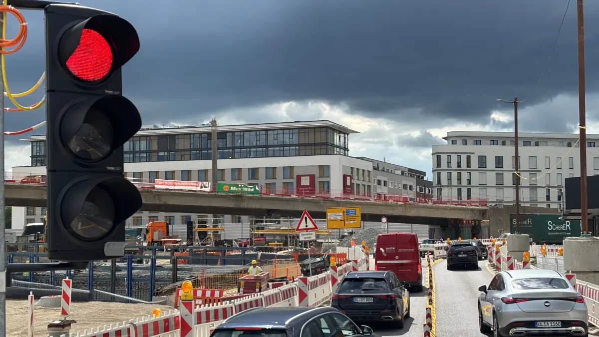 Blaubeurer-Tor-Ring: Nach der Vollsperrung vom vergangenen Wochenende regeln jetzt drei Ampeln die Einfahrt. Hier die am Ende der Blaubeurer Straße.