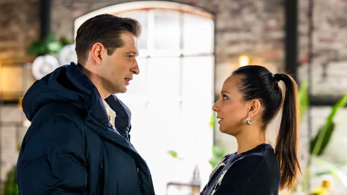 Charlie (Shaolyn Fernandez) und Deniz (Igor Dolgatschew) ziehen vorübergehend zusammen. Aber mit dem Umzug kommen auch Probleme auf.