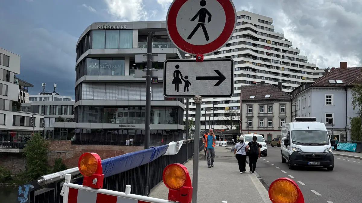Herdbrücke: Absperrung der Gehwege für Bauarbeiten, die nicht nur übers lange Wochenende missachtet werden/wurden