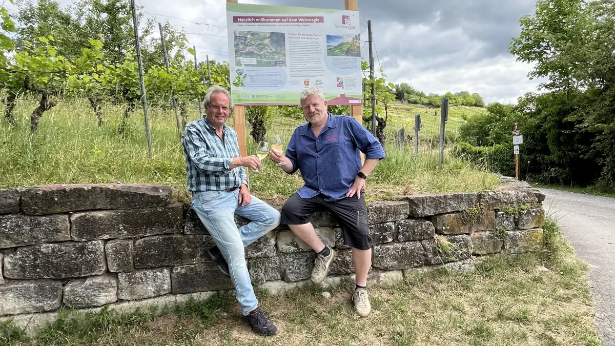 Prost auf den neuen Weinlehrpfad zwischen Wurmlingen und Hirschau : Claus Sieß (links) und Markus Beschorner