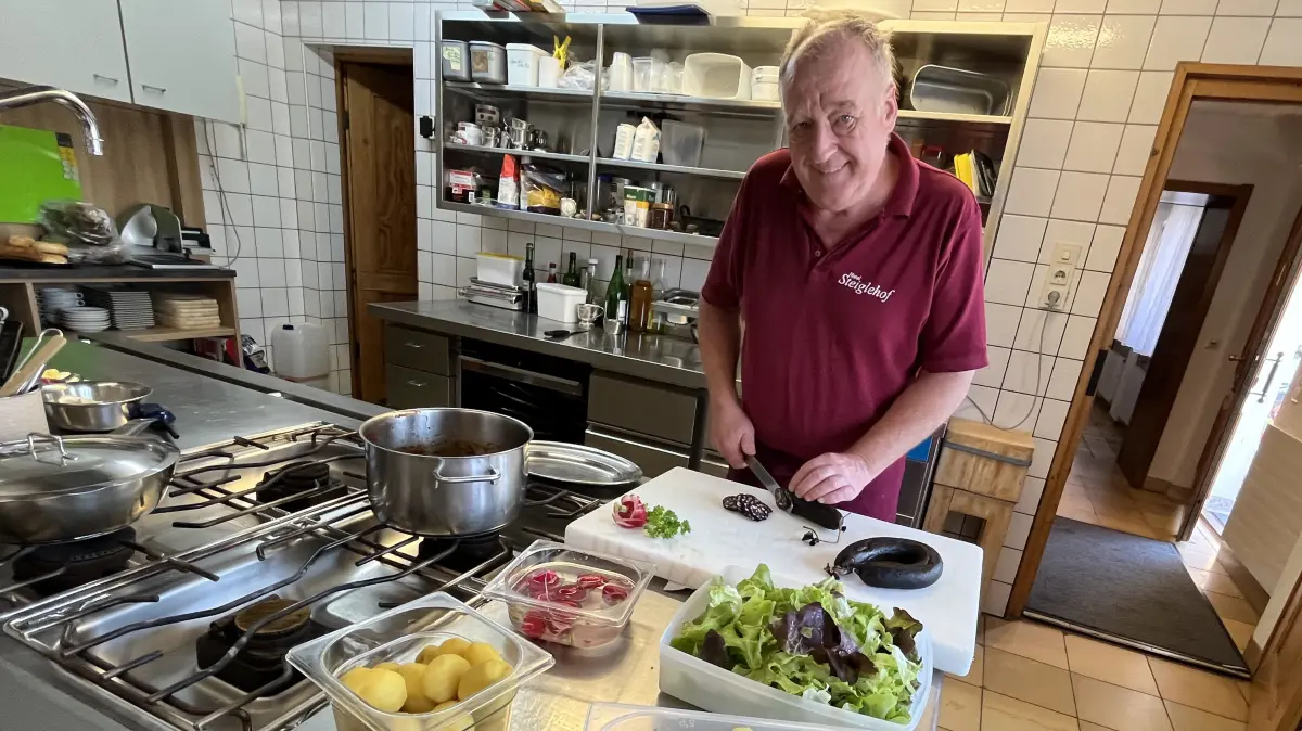 Michael Bauer bereitet für den Schwarzwurst-Stammtisch im "Steiglehof" die wichtigste Zutat her.