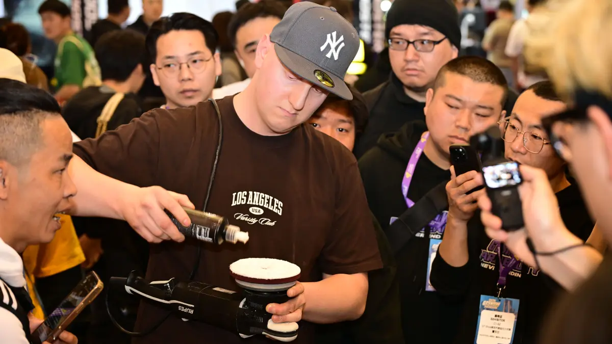 Kevin Vöhringer war als erster Europäer auf der größten Autotuning-Veranstaltung Chinas als Juror bei den Poliermeisterschaften im Einsatz.