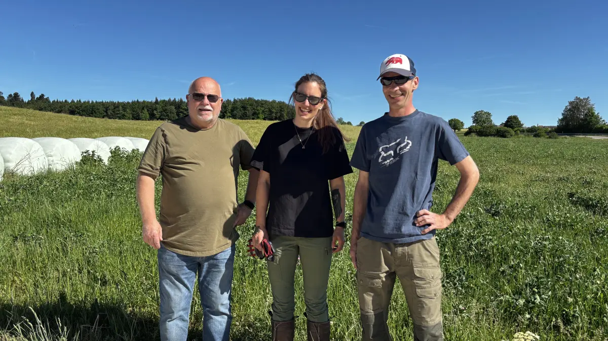 Uwe Kirsch (links) und Franziska Kiem (mitte) vom Drohnenteam Alb der Jägervereinigung Ehingen sind im Mai und Juni fast täglich für die Kitzrettung im Einsatz. Dieses Mal mit Unterstützung von Stefan Schuster (rechts).