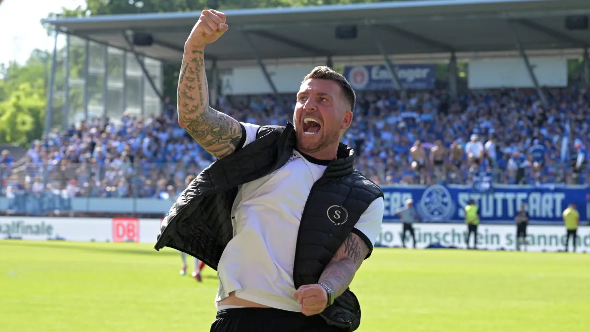 Pure Freude: Trainer Pascal Reinhardt (Sonnenhof Großaspach) ballt nach dem WFV-Pokalsieg gegen die Kickers die Faust.