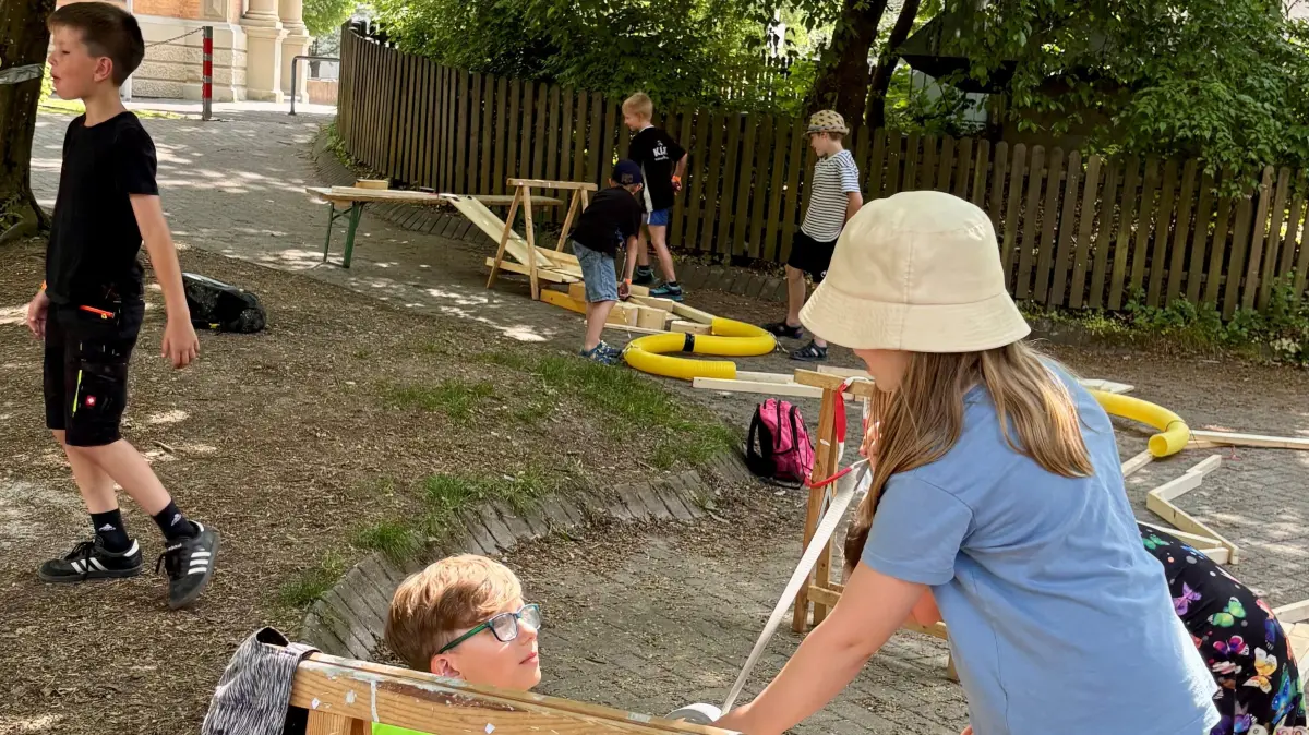 Viel Kreativität und handwerkliches Geschick haben die Kinder in Albstadt beim Bau der XXL-Kugelbahn bewiesen.