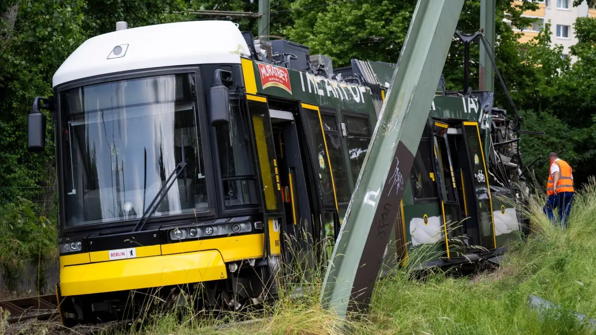 Straßenbahn in Neu Hohenschönhausen entgleist: 02.06.2026, Berlin: Eine Straßenbahn in Neu Hohenschönhausen ist entgleist. Bei dem Unfall gab es viele Verletzte. Foto: Christophe Gateau/dpa +++ dpa-Bildfunk +++