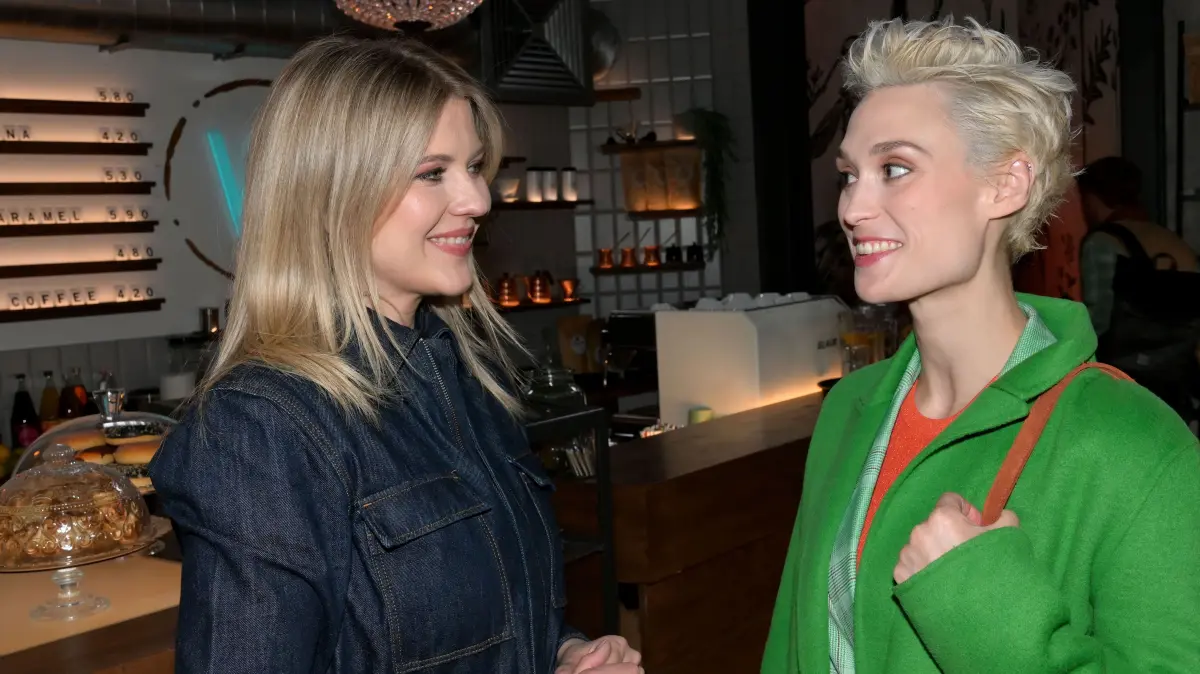 Alicia (Josefin Bressel, l.) und Maya Kramer (Deborah Muriel Blum) haben sich vor ihrem Call mehrmals persönlich getroffen.