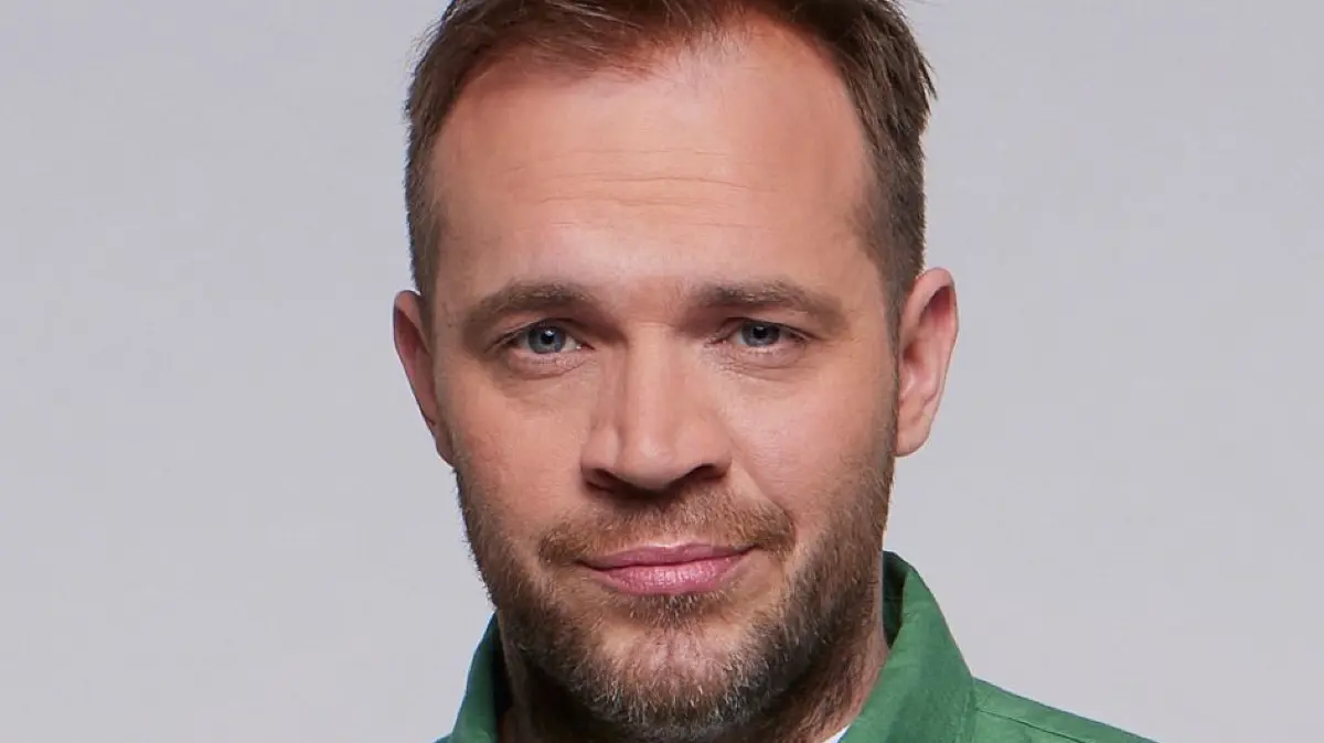 Erik (Patrick Heinrich) hat immer noch Gefühle für eine bekannte Serienrolle.