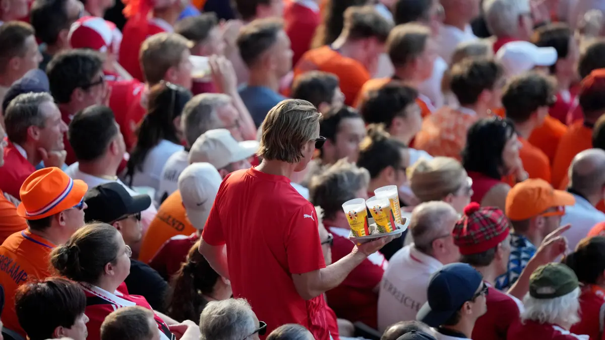 Fußball, UEFA Euro 2024, EM, Niederlande - Österreich, Vorrunde, Gruppe D, Spieltag 3, Olympiastadion Berlin, Ein Zuschauer trägt Bier zum Sitzplatz. (zu dpa: «Fußball-EM-Effekt ist für Brauereien verpufft») +++ dpa-Bildfunk +++