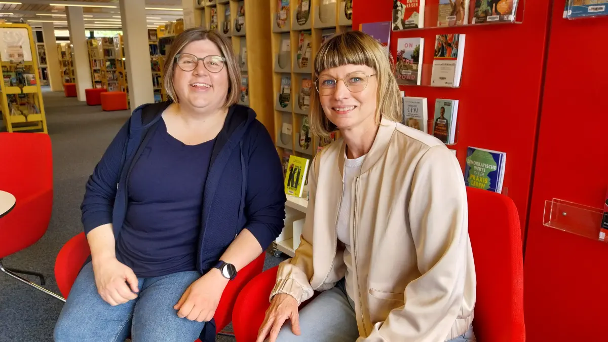 Julia Barthelmeß (rechts) leitet die Stadtbücherei Albstadt mit ihrer Stellvertreterin Cordula Stepper.