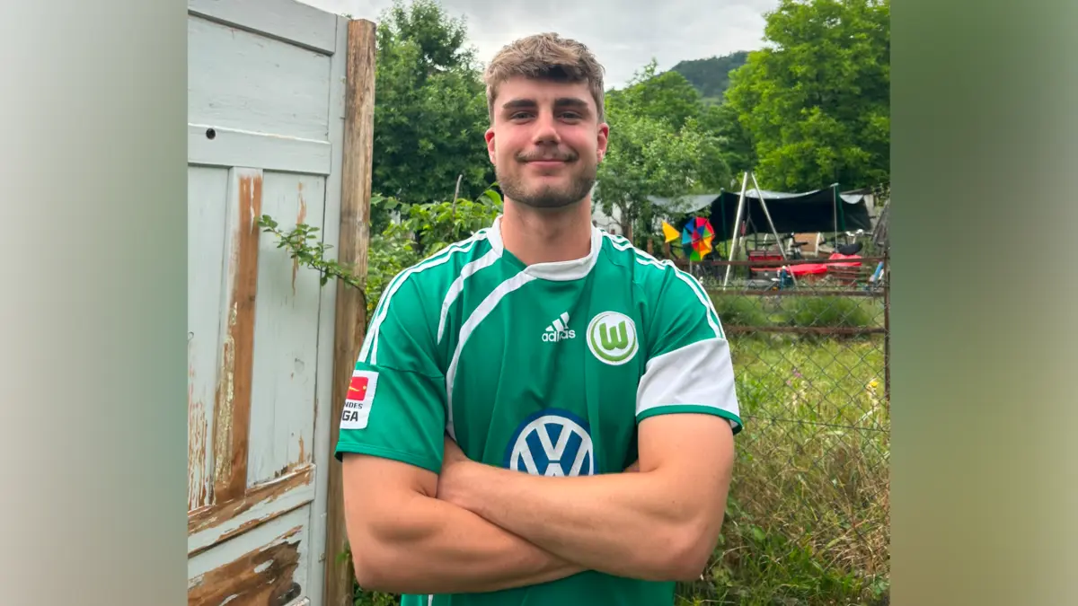 Niels Pecho mit seinem Wolfsburg-Trikot