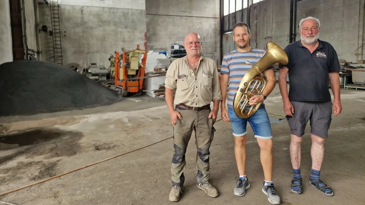 Blasmusikkonzert in einer Industriehalle von Lang in Gschwend, uf dem Foto von links nach rechts: Inhaber Rüdiger Lang, Gunther Jäger (4erMucke) und Freddy Mohl (Bewirtung, Alder Kessel)