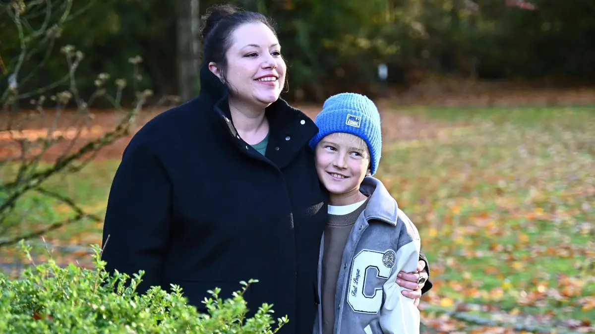 Vanessa Steinkamp (Julia Augustin) und ihr Sohn Henry.