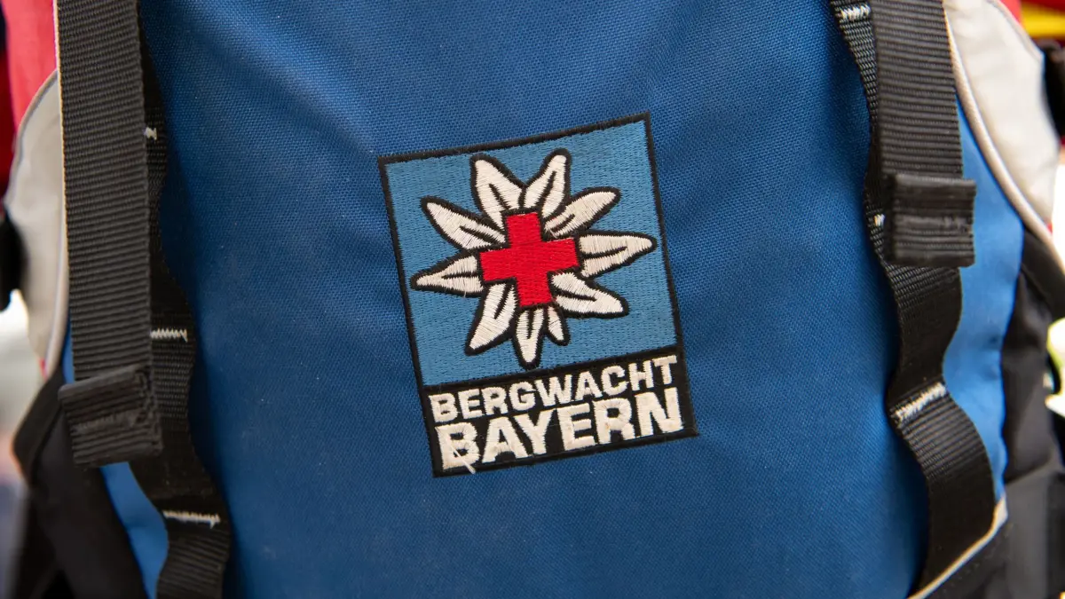 Bergwacht in Bayern: ARCHIV - 29.05.2020, Bayern, Bad Tölz: Das Logo der Bergwacht ist an einem Rucksack zu sehen. (zu dpa: «58-Jähriger stürzt in Allgäuer Alpen in den Tod») Foto: Sven Hoppe/dpa +++ dpa-Bildfunk +++