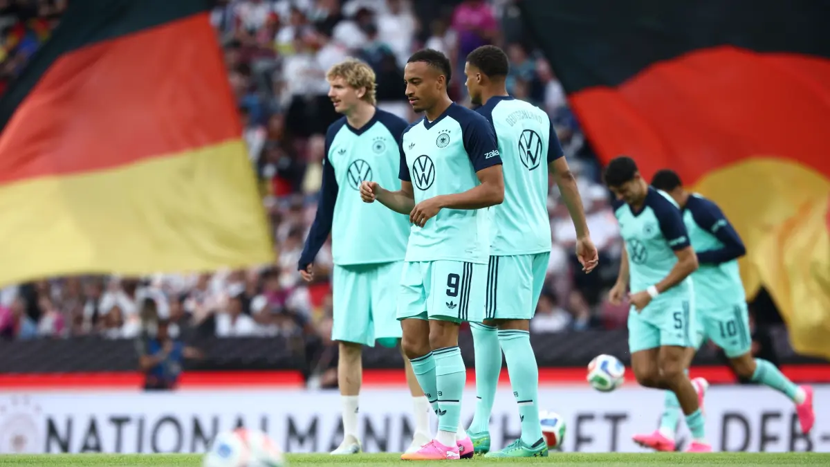 Nick Woltemade (l-r) Jamie Leweling und Malick Thiaw vor dem Testspiel gegen Finnland im Mai 2026.