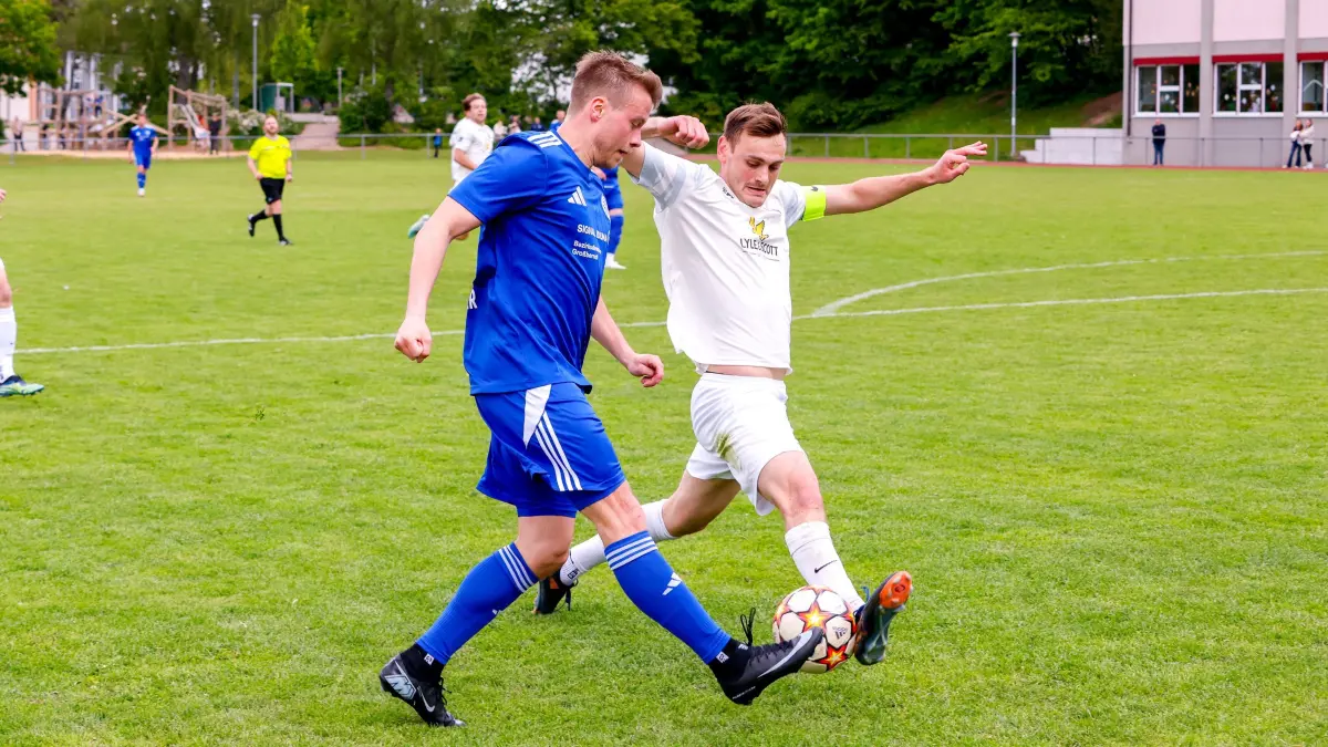 Der VfL Mainhardt (weiß) und der TSV Obersontheim bleiben in der Bezirksliga.
