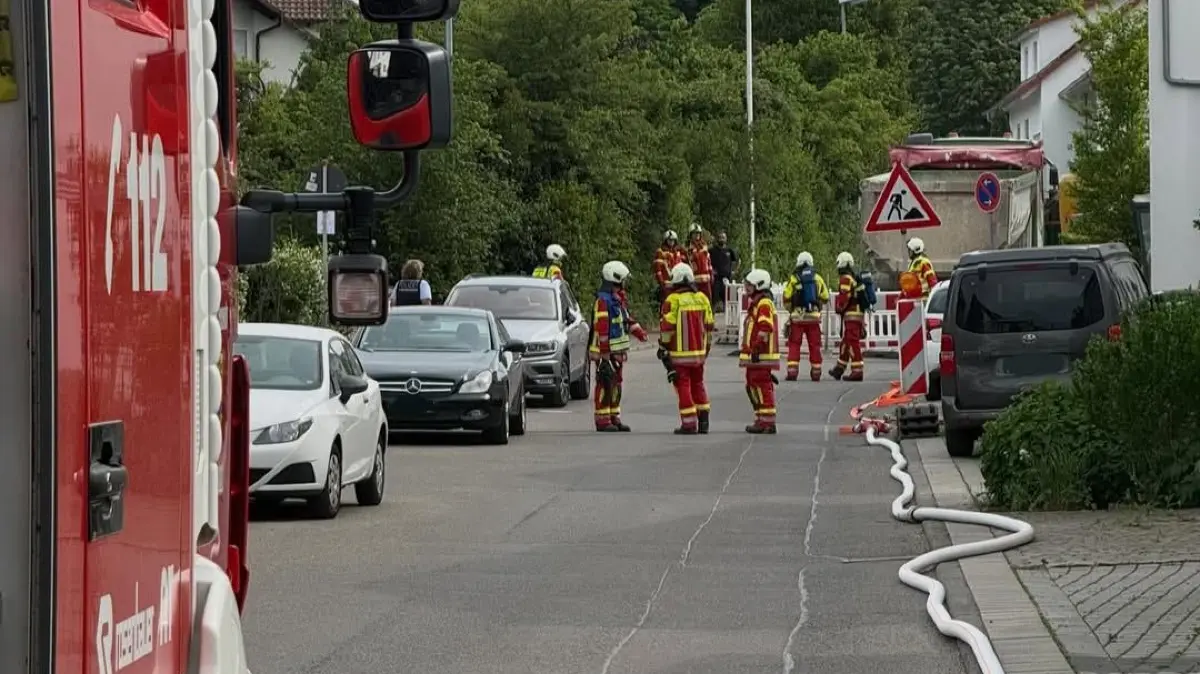 Innerhalb kurzer Zeit war die Gefahr gebannt: Nachdem ein Bagger eine Gasleitung verletzte stopfte der Notdienst mit Hilfe von vier Ammerbucher Feuerwehr-Abteilungen das Leck.