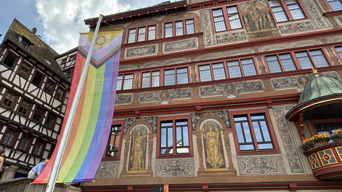 Die Pride Flagge weht wieder vor dem Tübinger Rathaus