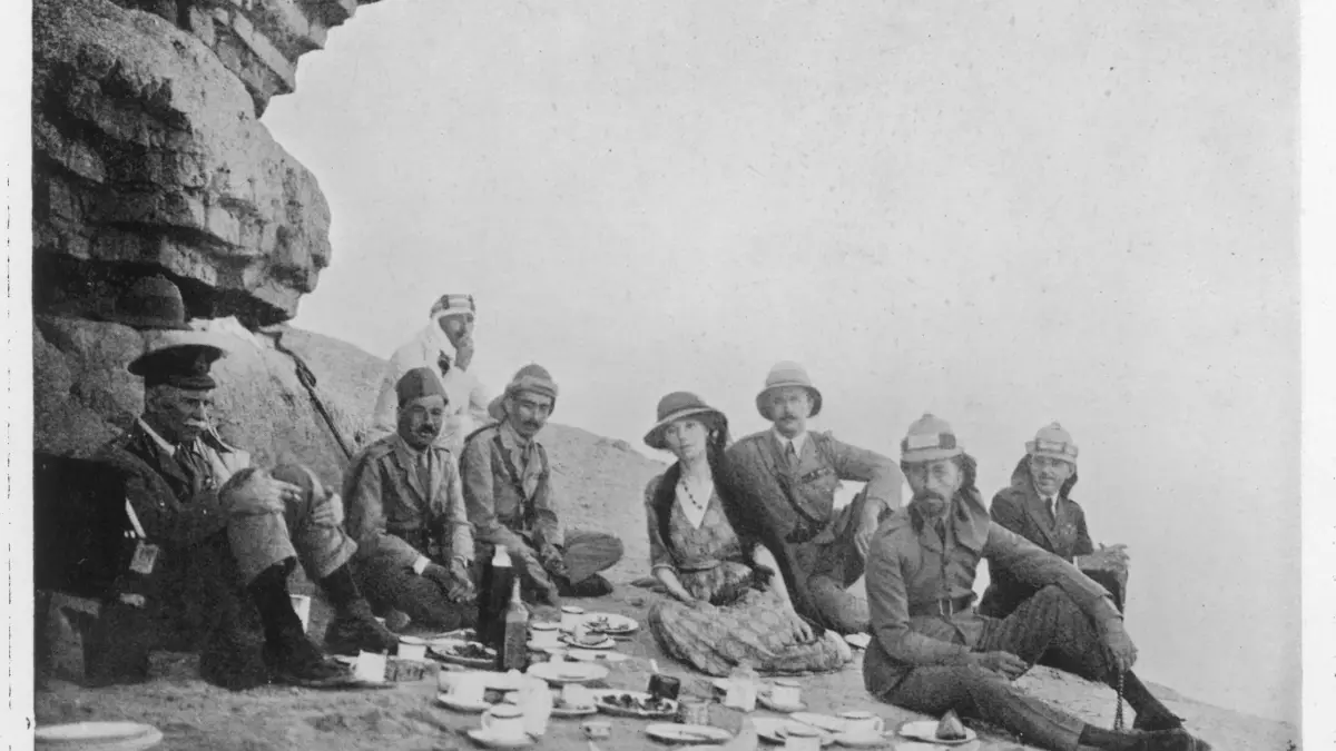 Gertrude Bell in Iraq Gertrude Bell, English traveller, picnicking with King Faisal of Iraq seated, second right in 1922. Date: 1922 PUBLICATIONxINxGERxSUIxAUTxONLY Copyright: CopyrightxcGeminix2023.xCredit:xGemini 12001753
