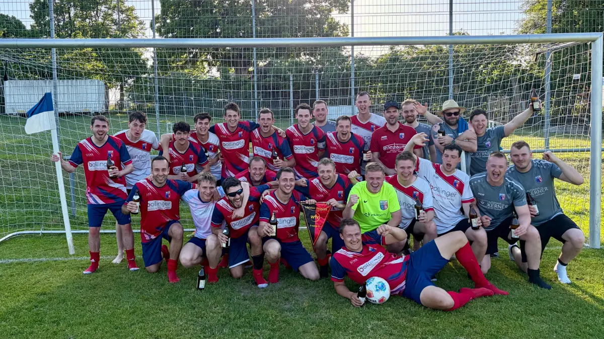 Die SGM Nellingen/Aufhausen feiert die Meisterschaft in der Fußball Kreisliga B2 Donau/Iller.
