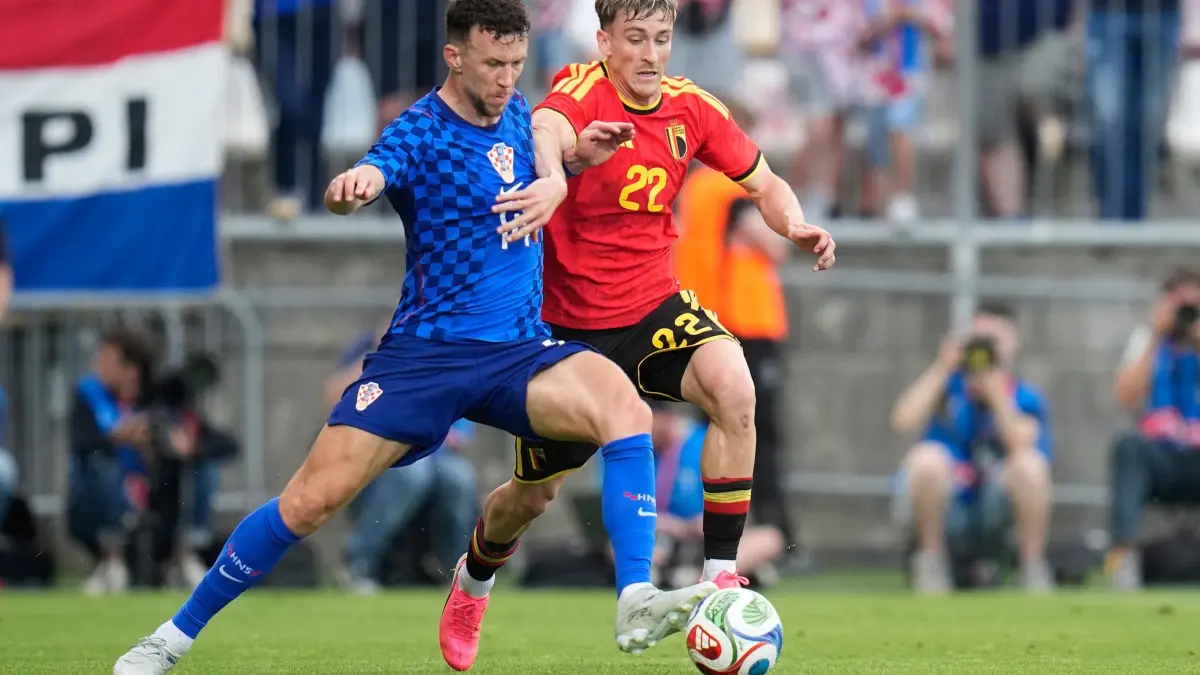 Kroatien - Belgien: 02.06.2026, Kroatien, Rijeka: Fußball, Männer: Länderspiele, Kroatien - Belgien, Kroatiens Ivan Perisic (l) kämpft mit Belgiens Alexis Saelemaekers um den Ball. Foto: Darko Bandic/AP/dpa +++ dpa-Bildfunk +++