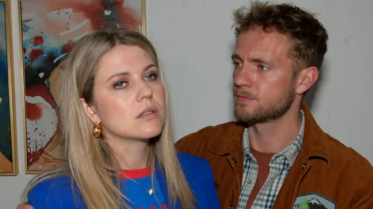 Alicia (Josefin Bressel) und Paul (Niklas Osterloh) müssen in Quarantäne.