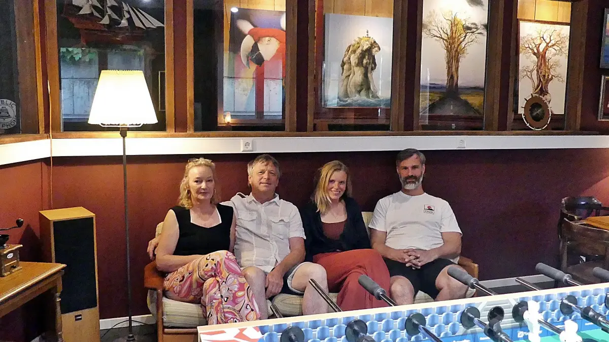 Vorstandsmitglieder des Kneipenvereins "Tante Berta" aus Bad Boll. Von links: Judith (Inhaberin von "Buch und Kunst, Bad Boll) und Michael Ludwig (1. Vorstand), Marlene (2.Vorstand, arbeitet im Tattoo-Studio) und Felix Vogel (Inhaber der Firma "Bolay und Vogel Fenster GmbH & Co.KG, Bad Boll)