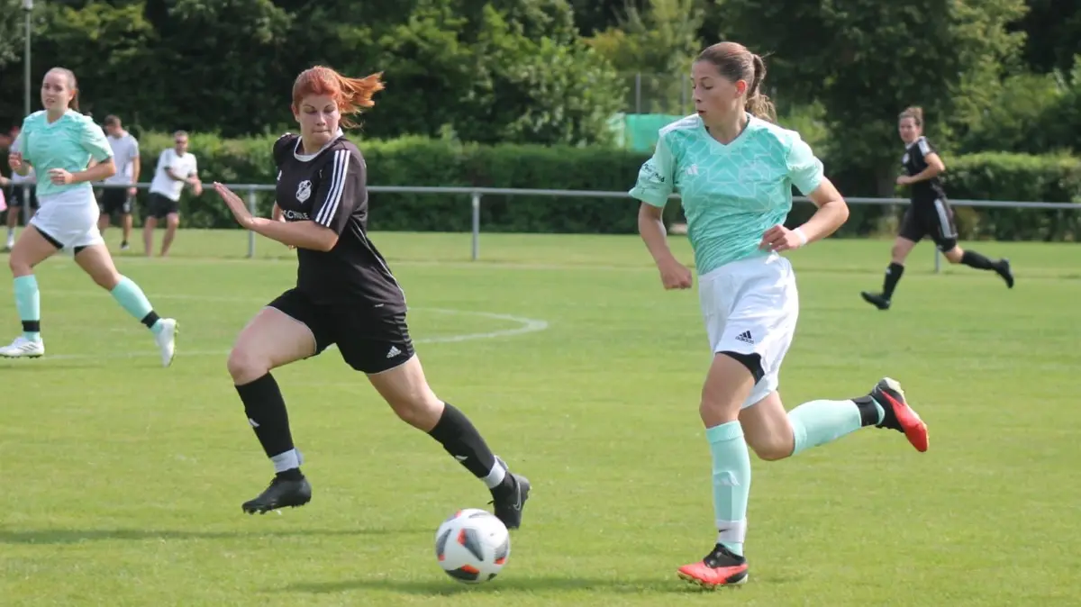 Isabel Dienstdorf (rechts) trifft und trifft für die SGM Aufheim/Holzschwang/Pfaffenhoffen in der Fußball-Bezirksliga Donau/Iller.