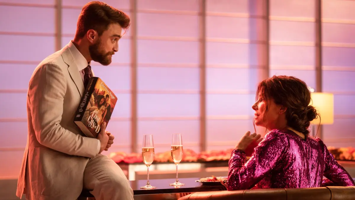 Milliardär Abigail Fairfax (Daniel Radcliffe) entführt Loretta (Sandra Bullock), damit sie ihn zu einem Schatz führt.